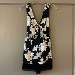 White House Black Market women’s sleeveless blouse